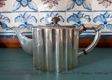 Carregar imagem no visualizador da galeria, Serviço de chá de quatro peças em prata maciça. Art Deco.
