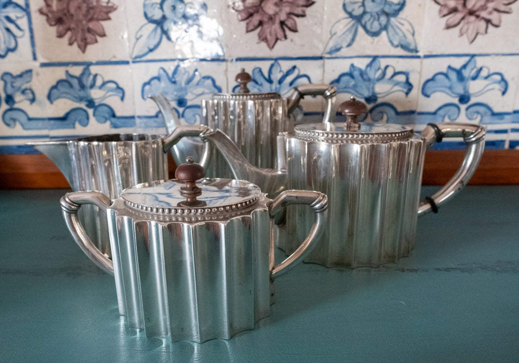 Serviço de chá de quatro peças em prata maciça. Art Deco.