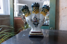 Carregar imagem no visualizador da galeria, Jarro de flores em cerâmica vintage,  pintado à mão
