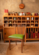 Carregar imagem no visualizador da galeria, Cadeira Vintage em madeira de Sucupira e napa verde
