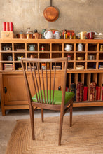 Carregar imagem no visualizador da galeria, Cadeira Vintage em madeira de Sucupira e napa verde
