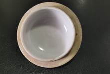 Carregar imagem no visualizador da galeria, Antigo bule de chá  japonês em porcelana. Final do século XVIII / início do século XIX
