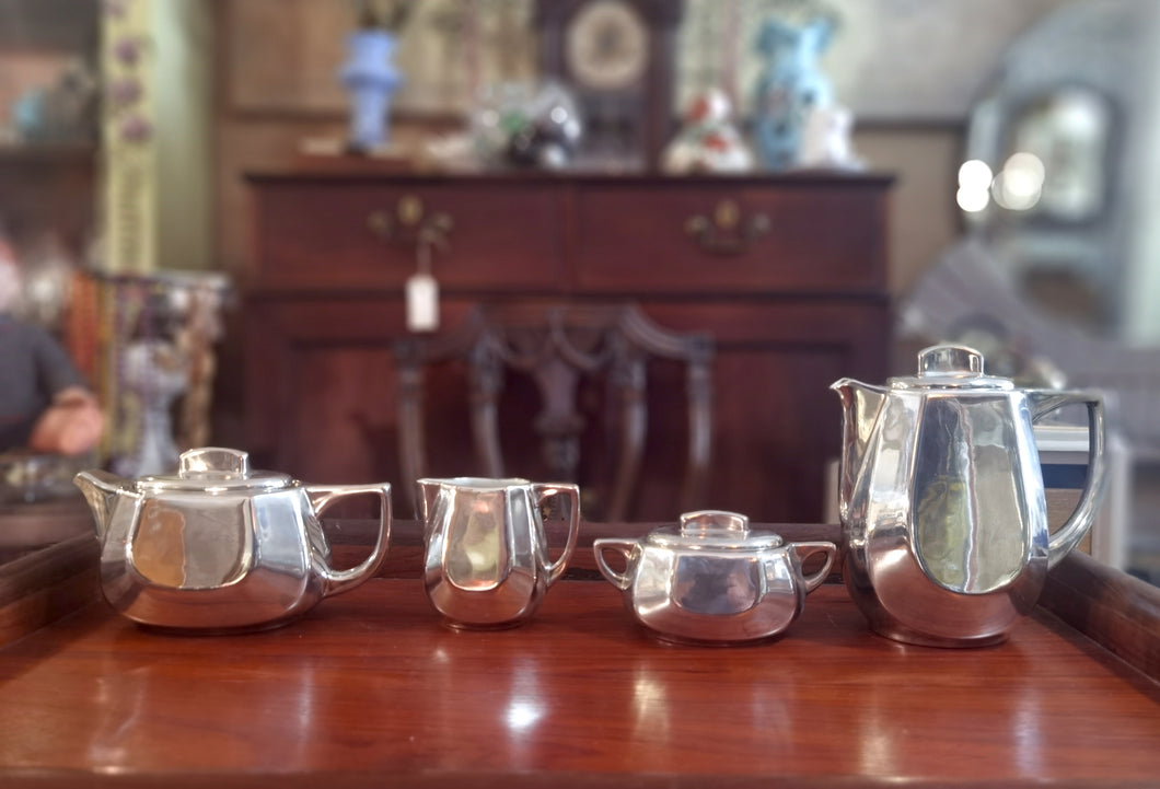 Conjunto de chá em casquinha e porcelana de quatro peças WMF.