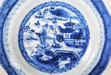 Carregar imagem no visualizador da galeria, Prato de porcelana azul Cantão Companhia das Índias
