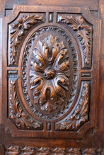 Carregar imagem no visualizador da galeria, Móvel aparador  , em madeira de castanho velho  , peça executada no Séc XVII , talha portuguesa .
