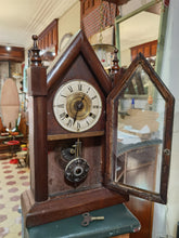 Carregar imagem no visualizador da galeria, Relógio antigo em madeira esculpida .século XIX
