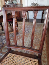 Carregar imagem no visualizador da galeria, 6 Cadeiras em vinhático com tampo em palhinha . Século XIX
