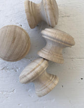 Carregar imagem no visualizador da galeria, Pacote com 4 puxadores de madeira , parafusos incluídos. 3,2 cm de diâmetro
