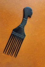 Carregar imagem no visualizador da galeria, This is a unique African Ebony Comb from Mozambique dated from 1970’s
