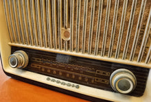 Carregar imagem no visualizador da galeria, Vintage Grundig Majestic type85 we radio , 1956
